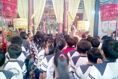 HCMC students burn incense at the Hung King Temple on the Hung Kings’ Anniversary this year (Photo: SGGP) HCMC students burn incense at the Hung King Temple on the Hung Kings’ Anniversary this year (Photo: SGGP)